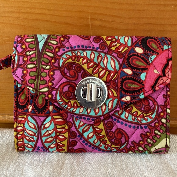 NWT 2-pc Vera Bradley: wristlet & luggage ID tag, both “resort medallion” print - Picture 2 of 12